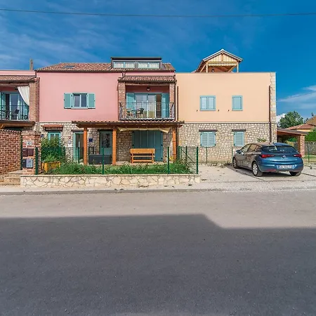 Lanza Gedici With Pool