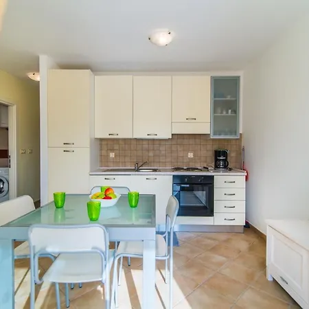 Apartment Lanza Gedici With Pool *